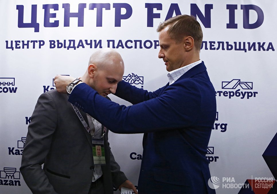 Бывший вратарь футбольного клуба Зенит Вячеслав Малафеев в центре выдачи паспортов болельщиков в Санкт-Петербурге Бывший вратарь футбольного клуба Зенит Вячеслав Малафеев в центре выдачи паспортов болельщиков в Санкт-Петербурге