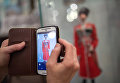 Посетитель фотографирует экспозицию на открывшейся выставке Аты-баты, посвященной теме исторических традиций русской армии в ГРДНТ имени Д.В. Поленова Посетитель фотографирует экспозицию на открывшейся выставке Аты-баты, посвященной теме исторических традиций русской армии в ГРДНТ имени Д.В. Поленова