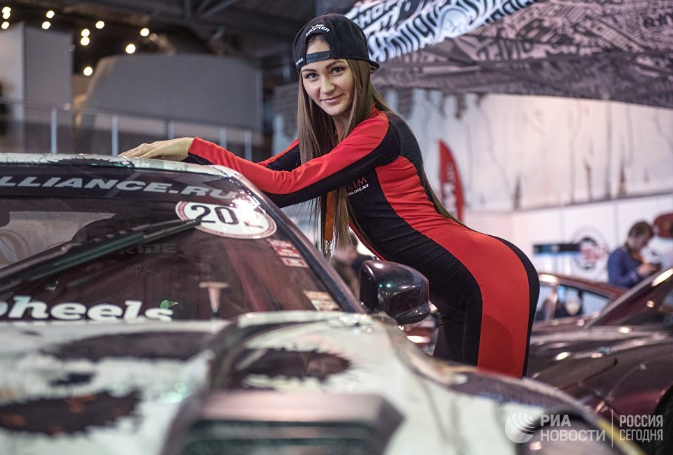 Модель на выставке Motorsport Expo в КВЦ Сокольники в Москве Модель на выставке Motorsport Expo в КВЦ Сокольники в Москве