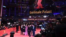 Члены жюри на красной дорожке церемонии открытия 67-го Берлинского международного кинофестиваля Берлинале - 2017. 9 февраля 2017 Члены жюри на красной дорожке церемонии открытия 67-го Берлинского международного кинофестиваля Берлинале - 2017. 9 февраля 2017