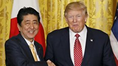 Президент США Дональд Трамп и премьер-министр Японии Синдзо Абэ на пресс-конференции по итогам переговоров Президент США Дональд Трамп и премьер-министр Японии Синдзо Абэ на пресс-конференции по итогам переговоров