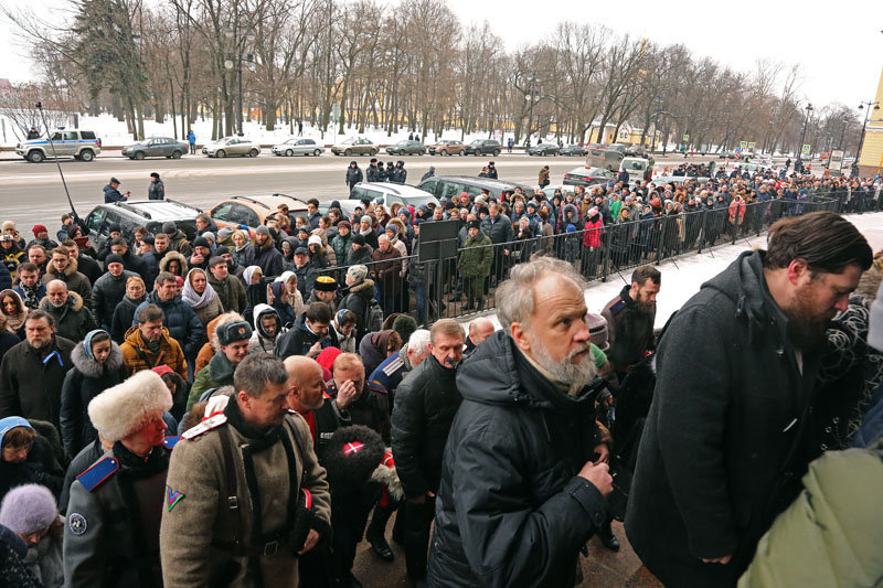 Крестный ход вокруг Исаакиевского собора по завершении божественной литургии Крестный ход вокруг Исаакиевского собора по завершении божественной литургии