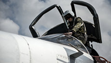 Российский фронтовой бомбардировщик Су-24 готовится к вылету с авиабазы Хмеймим в сирийской провинции Латакия Российский фронтовой бомбардировщик Су-24 готовится к вылету с авиабазы Хмеймим в сирийской провинции Латакия