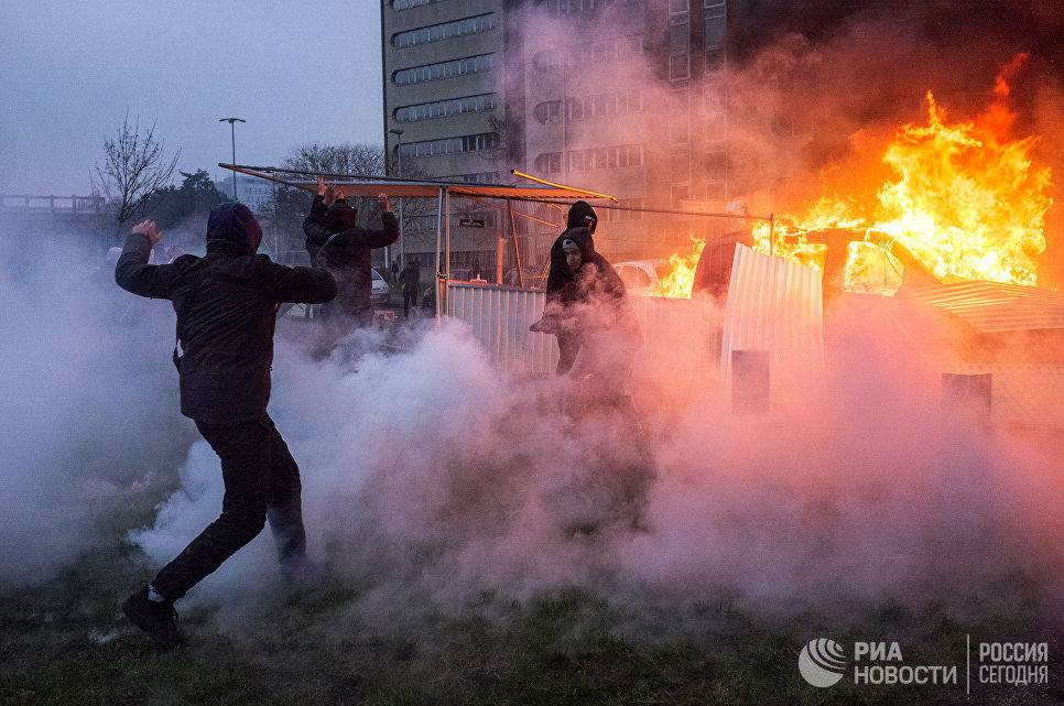 Автомобиль горит в Бобиньи, пригороде Парижа, во время акции протеста против полицейского насилия Автомобиль горит в Бобиньи, пригороде Парижа, во время акции протеста против полицейского насилия