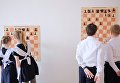 Ученики Лицея №48 играют в шахматы в коридоре во время внеклассных занятий школы в городе Краснодар Ученики Лицея №48 играют в шахматы в коридоре во время внеклассных занятий школы в городе Краснодар