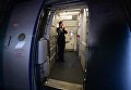 Бортпроводник рейса SU 1307 авиакомпании Аэрофлот во время подготовки к рейсу самолета А-321 на стоянке в новосибирском аэропорту Толмачево Бортпроводник рейса SU 1307 авиакомпании Аэрофлот во время подготовки к рейсу самолета А-321 на стоянке в новосибирском аэропорту Толмачево