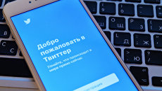 Страница социальной сети Twitter на экране смартфона Страница социальной сети Twitter на экране смартфона
