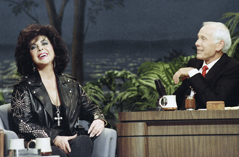 Актриса Элизабет Тейлор и телеведущий Tonight Show Джонн Карсо, 1992 Актриса Элизабет Тейлор и телеведущий Tonight Show Джонн Карсо, 1992