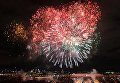 Праздничный салют в честь Дня защитника Отечества на Воробьевых горах в Москве Праздничный салют в честь Дня защитника Отечества на Воробьевых горах в Москве