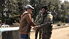 Боец сирийской армии жмет руку боевику из вооруженной оппозиции. Архивное фото Боец сирийской армии жмет руку боевику из вооруженной оппозиции. Архивное фото
