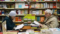 Покупатели в книжном магазине. Архивное фото Покупатели в книжном магазине. Архивное фото