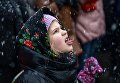 Девочка во время празднования Масленицы в Центре русской культуры Кремль в Измайлово Девочка во время празднования Масленицы в Центре русской культуры Кремль в Измайлово