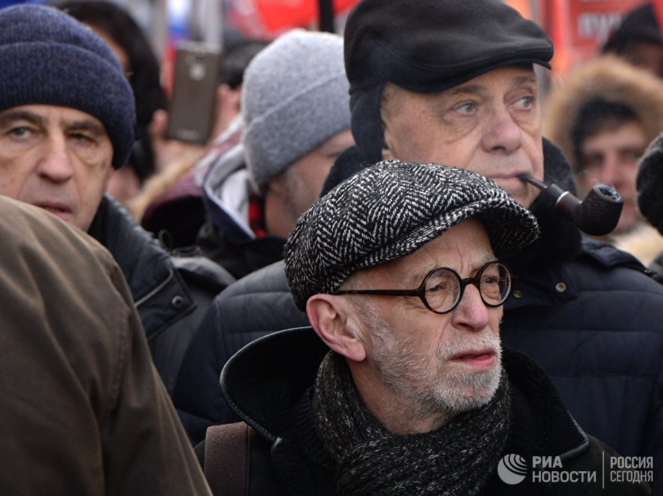 Писатель Лев Рубинштейн на марше памяти Бориса Немцова, приуроченного ко второй годовщине убийства политика Писатель Лев Рубинштейн на марше памяти Бориса Немцова, приуроченного ко второй годовщине убийства политика