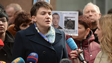 Надежда Савченко во время брифинга на Софийской площади в Киеве Надежда Савченко во время брифинга на Софийской площади в Киеве