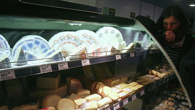 Продажа разных сортов сыра в одном из супермаркетов X5 Retail Group. Архивное фото