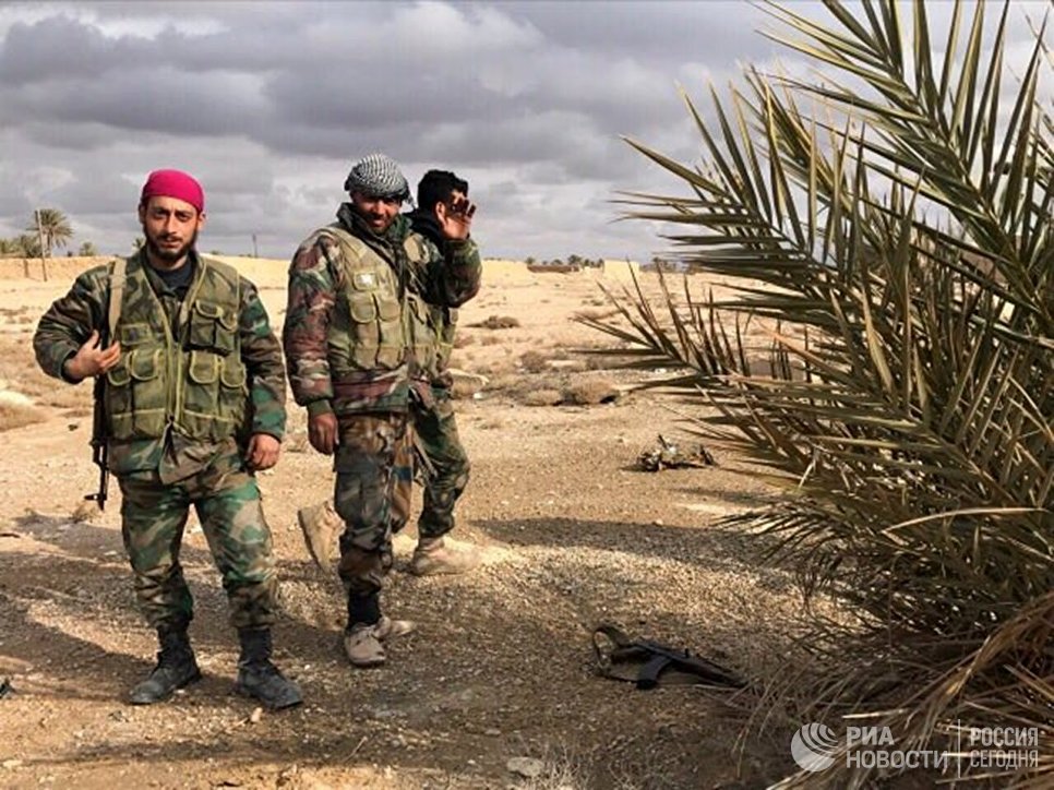 Военнослужащие Сирийской Арабской Республики возле историко-архитектурного комплекса Древней Пальмиры в сирийской провинции Хомс Военнослужащие Сирийской Арабской Республики возле историко-архитектурного комплекса Древней Пальмиры в сирийской провинции Хомс