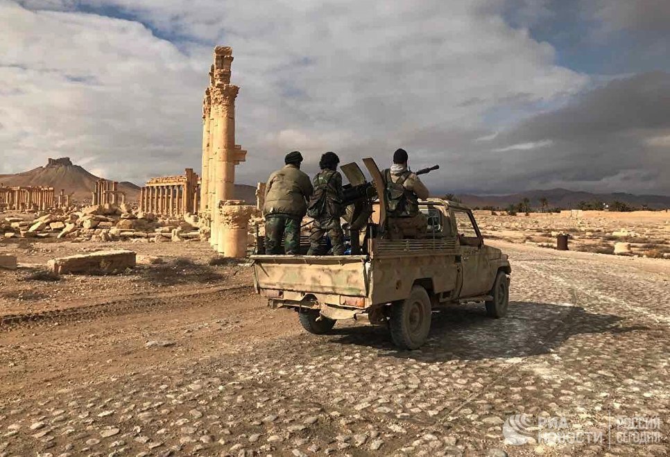 Военнослужащие Сирийской Арабской Республики возле историко-архитектурного комплекса Древней Пальмиры в сирийской провинции Хомс Военнослужащие Сирийской Арабской Республики возле историко-архитектурного комплекса Древней Пальмиры в сирийской провинции Хомс
