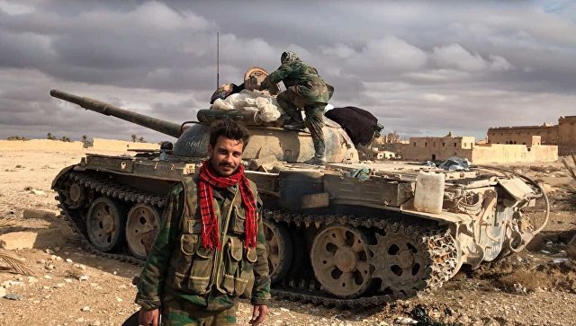 Военнослужащие Сирийской Арабской Республики возле историко-архитектурного комплекса Древней Пальмиры в сирийской провинции Хомс. Архивное фото Военнослужащие Сирийской Арабской Республики возле историко-архитектурного комплекса Древней Пальмиры в сирийской провинции Хомс. Архивное фото
