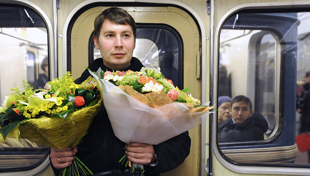 Мужик бабу в метро. Мужик с цветами в метро. Женщина с цветами в метро. Чел в метро с цветком.