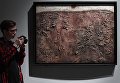 Посетитель у картины Жана Дюбюффе Пейзаж бесформенного на открытии выставки Лицом к будущему. Искусство Европы 1945–1968 в ГМИИ имени А.С. Пушкина в Москве Посетитель у картины Жана Дюбюффе Пейзаж бесформенного на открытии выставки Лицом к будущему. Искусство Европы 1945–1968 в ГМИИ имени А.С. Пушкина в Москве
