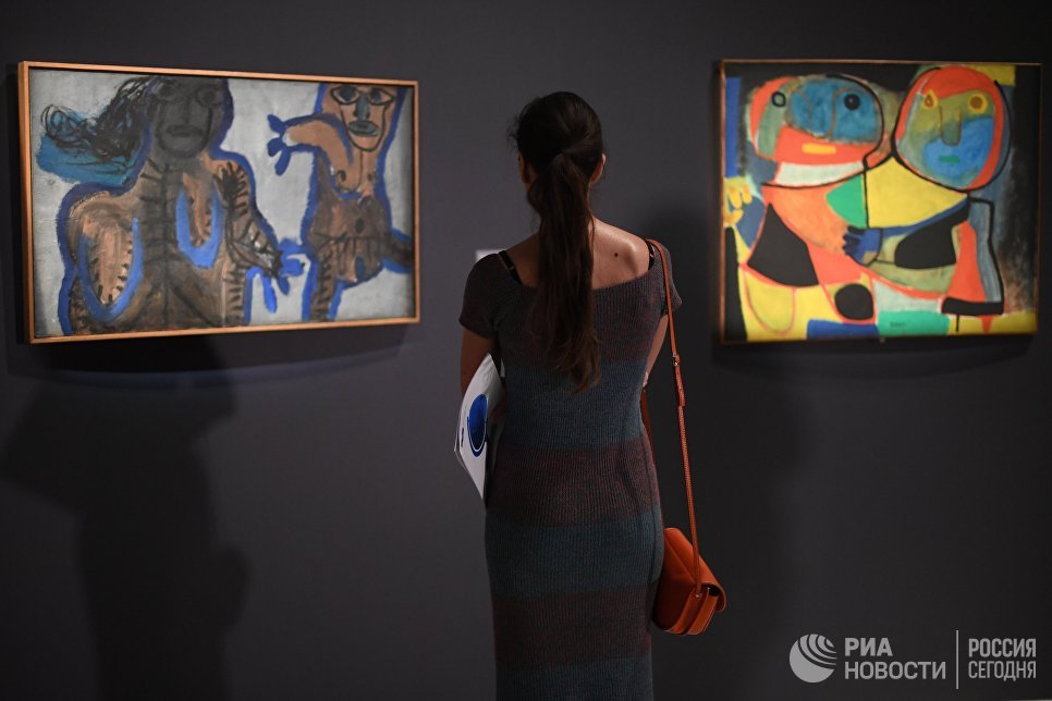 Посетительница на открытии выставки Лицом к будущему. Искусство Европы 1945–1968 в ГМИИ имени А.С. Пушкина в Москве Посетительница на открытии выставки Лицом к будущему. Искусство Европы 1945–1968 в ГМИИ имени А.С. Пушкина в Москве
