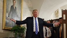 Президент США Дональд Трамп приветствует посетителей, пришедших в Белый дом в Вашингтоне на экскурсию. Архивное фото Президент США Дональд Трамп приветствует посетителей, пришедших в Белый дом в Вашингтоне на экскурсию. Архивное фото