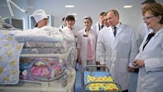 Президент РФ Владимир Путин во время осмотра нового перинатального центра городской больницы №1 в Брянске. 8 марта 2017 Президент РФ Владимир Путин во время осмотра нового перинатального центра городской больницы №1 в Брянске. 8 марта 2017