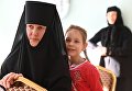 Во время просмотра художественной самодеятельности в школе детского приюта Отрада в Свято-Никольском Черноостровском женском монастыре Во время просмотра художественной самодеятельности в школе детского приюта Отрада в Свято-Никольском Черноостровском женском монастыре