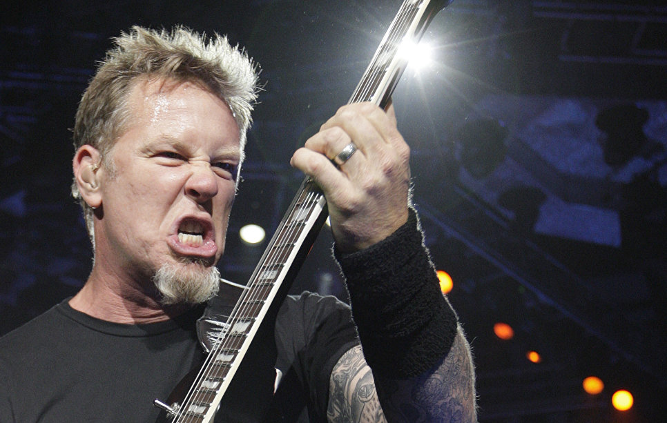 Вокалист и гитарист группы Metallica Джеймс Хэтфилд на концерте во время турне World Magnetic Tour в Вильнюсе Вокалист и гитарист группы Metallica Джеймс Хэтфилд на концерте во время турне World Magnetic Tour в Вильнюсе