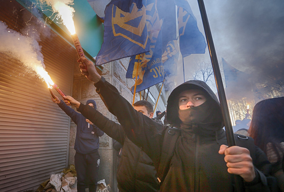 Члены украинской партии Национальный корпус у входа в центральное отделение дочернего предприятия Сбербанка России в Киеве