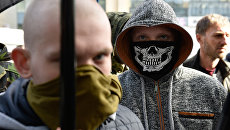 Участники акции у входа в центральное отделение дочернего предприятия Сбербанка России в Киеве Участники акции у входа в центральное отделение дочернего предприятия Сбербанка России в Киеве