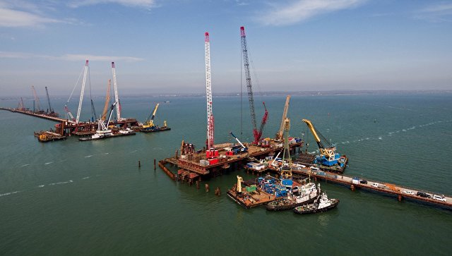 Строительство транспортного перехода через Керченский пролив в Азовском море. Архивное фото