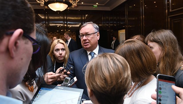 Президент - председатель правления банка ВТБ Андрей Костин общается с журналистами в кулуарах съезда РСПП. 16 марта 2017