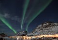 Северное сияние в небе над Унстадом, Норвегия Северное сияние в небе над Унстадом, Норвегия
