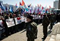 Участники митинга в честь третьей годовщины воссоединения Крыма с Россией в Омске Участники митинга в честь третьей годовщины воссоединения Крыма с Россией в Омске