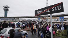 Эвакуация пассажиров из южного терминала аэропорта Орли в Париже, 18 марта 2017 Эвакуация пассажиров из южного терминала аэропорта Орли в Париже, 18 марта 2017