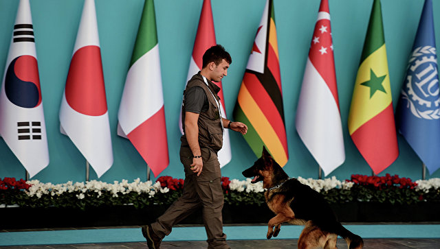 Полицейский с собакой перед церемонией встречи лидеров G20. Архивное фото