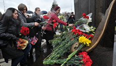 На церемонии открытия памятника жертвам авиакатастрофы самолета Boeing 737 в сквере перед входом в здание аэровокзала в Ростове-на-Дону На церемонии открытия памятника жертвам авиакатастрофы самолета Boeing 737 в сквере перед входом в здание аэровокзала в Ростове-на-Дону