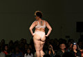 Модель размера плюс на показе в рамках Fashion Weekend Plus Size в Сан-Паулу, Бразилия Модель размера плюс на показе в рамках Fashion Weekend Plus Size в Сан-Паулу, Бразилия