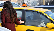 Девушка у автомобиля такси Девушка у автомобиля такси