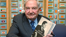 Американский миллиардер Дэвид Рокфеллер на презентации своей книги Мемуары Американский миллиардер Дэвид Рокфеллер на презентации своей книги Мемуары