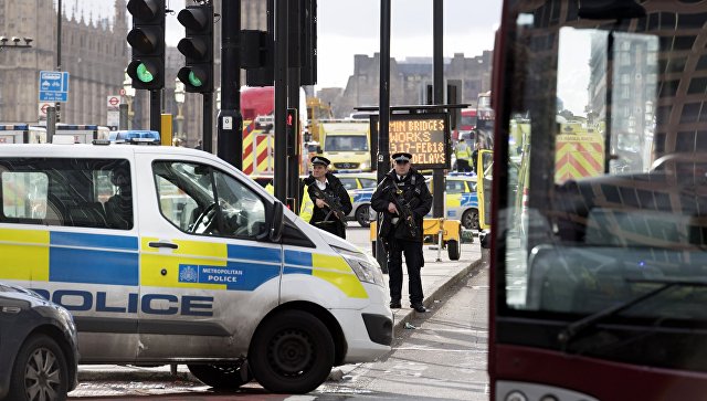 В столице Англии сотни человек почтили память погибших при теракте