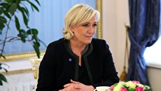 Лидер политической партии Франции Национальный фронт, кандидат в президенты Франции Марин Ле Пен во время встречи с президентом РФ Владимиром Путиным Лидер политической партии Франции Национальный фронт, кандидат в президенты Франции Марин Ле Пен во время встречи с президентом РФ Владимиром Путиным