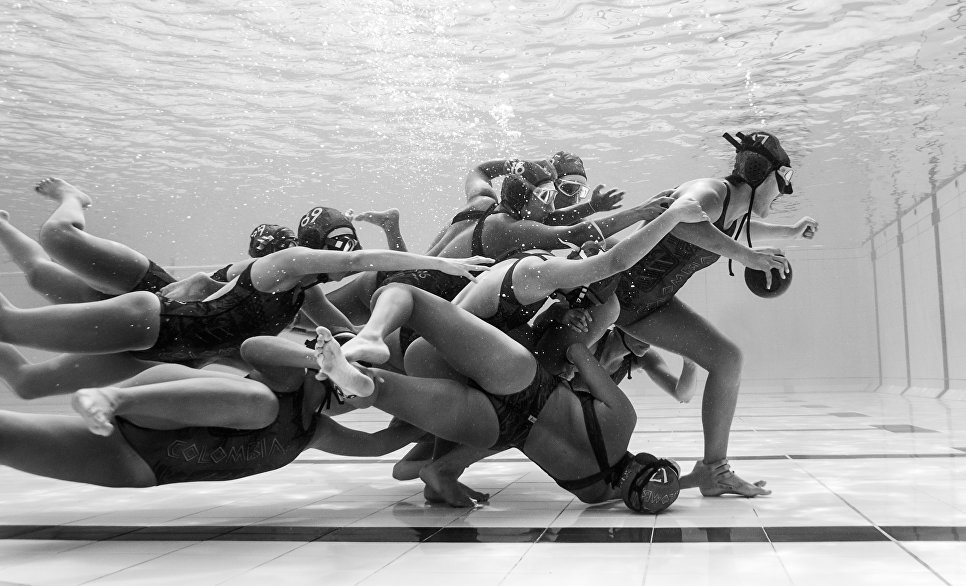 Работа фотографа из Колумбии Camilo Diaz Submerged field для 2017 Sony World Photography Awards