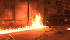Протестующие подожгли машины на улицах Парижа во время новых беспорядков Протестующие подожгли машины на улицах Парижа во время новых беспорядков