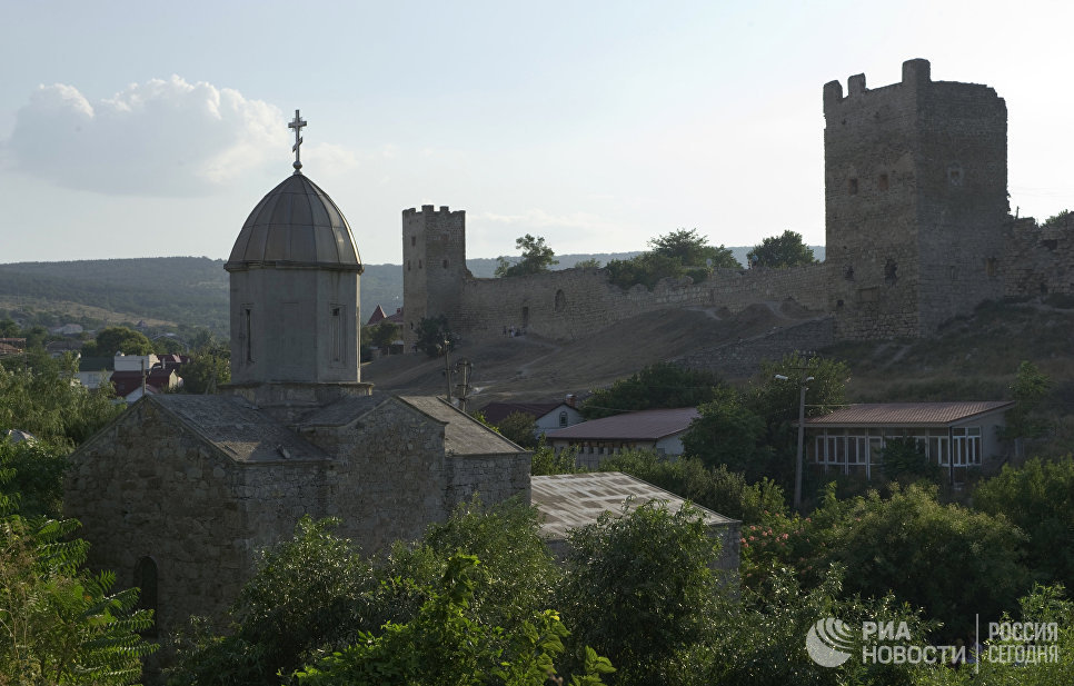 Храм во имя иконы Пресвятой Богородицы Иверская на фоне Генуэзской крепости Кафа