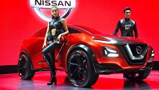 Модели представляют концепт-кар Nissan Gripz во время превью Сеульского автосалона Модели представляют концепт-кар Nissan Gripz во время превью Сеульского автосалона