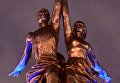 Скульптура Веры Мухиной Рабочий и колхозница у ВВЦ, подсвеченная синим цветом в рамках международной акции Зажги синим Скульптура Веры Мухиной Рабочий и колхозница у ВВЦ, подсвеченная синим цветом в рамках международной акции Зажги синим
