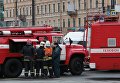 Сотрудники пожарной службы МЧС РФ у станции метро Технологический институт в Санкт-Петербурге, где произошел взрыв Сотрудники пожарной службы МЧС РФ у станции метро Технологический институт в Санкт-Петербурге, где произошел взрыв