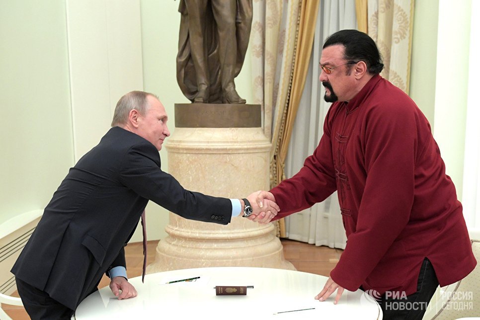Президент РФ Владимир Путин и американский актер во время встречи в Кремле Президент РФ Владимир Путин и американский актер во время встречи в Кремле